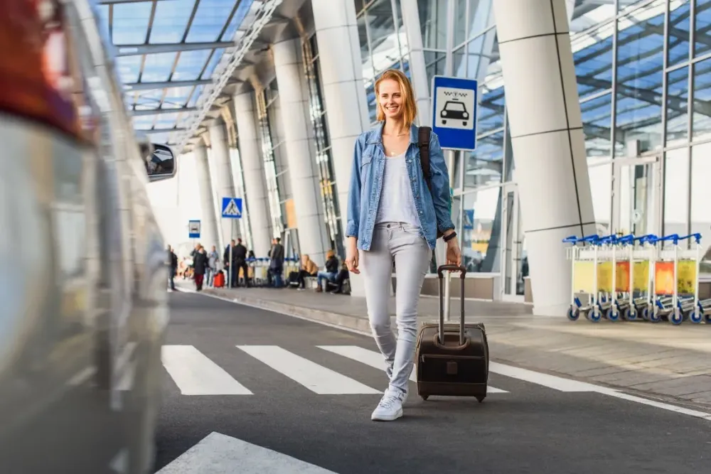 femme prenant le taxi à l aeroportwebp